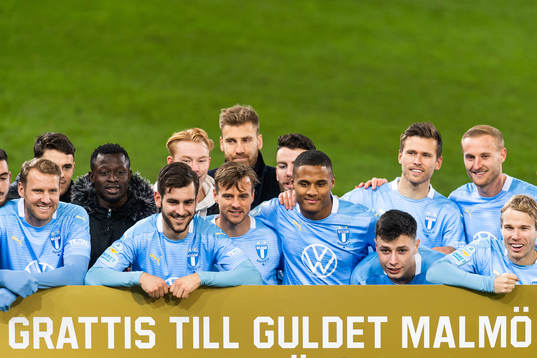 Malmö FFs spelare bakom en skylt