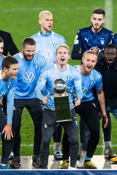 Malmö FFs Oscar Lewicki lyfter Lennart Johanssons pokal