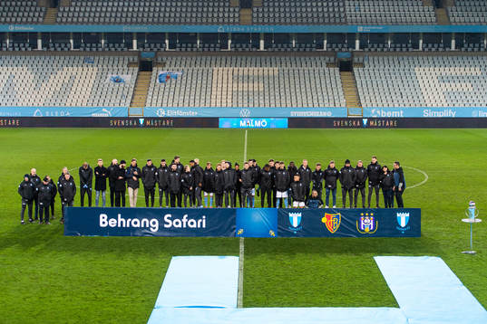 Malmö FFs spelare samlas för att hylla Behrang Safar