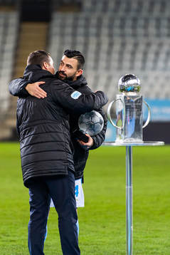 Malmö FFs sportchef Daniel Andersson kramar Behrang Safari