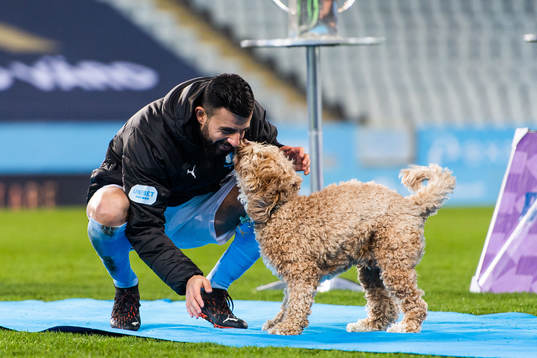 Malmö FFs Behrang Safari med sin hund Dante när han hyllas