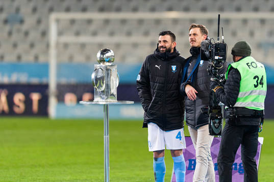 Malmö FFs Behrang Safari hyllas och står