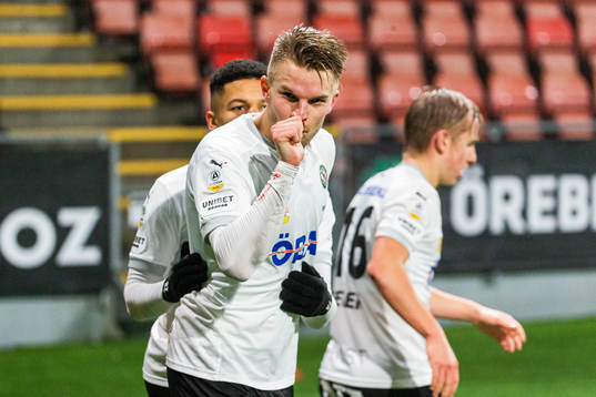 Örebros Erik Björndahl jublar