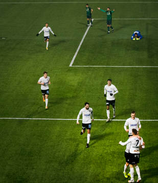 Örebros Erik Björndahl gör 2-1 och jublar med Nahir