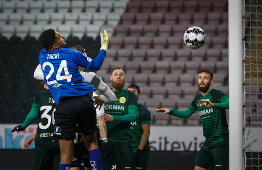 Örebros Erik Björndahl gör 2-1 på Hammarbys målvakt