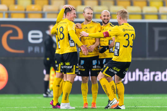 Elfsborgs Simon Olsson jublar med lagkamrater
