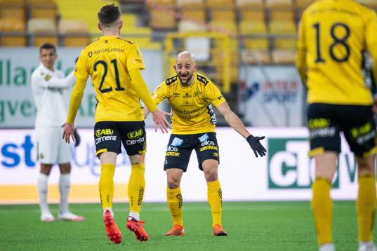 Elfsborgs Robert Gojani jublar med Rasmus Alm (rygg mot