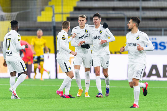 s Mikael Lustig jublar med lagkamrater