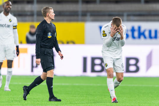 s Sebastian Larsson reagerar
