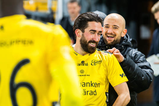 Elfsborgs Frederik Holst och Robert Gojani jublar