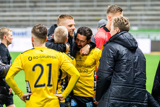 Elfsborgs Frederik Holst och Robert Gojani jublar