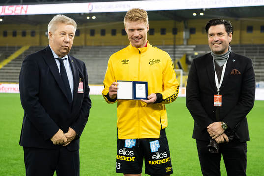 Elfsborgs Sivert Nilsen tar emot pris för andraplatsen i