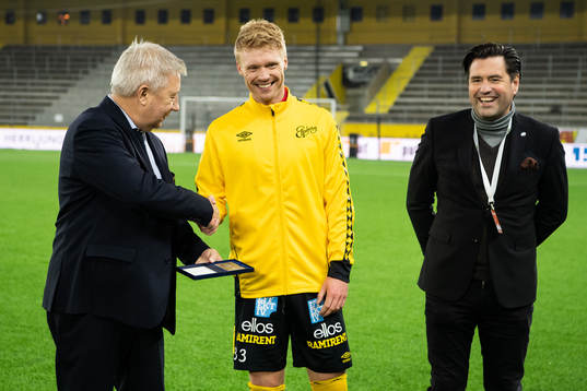 Elfsborgs Sivert Nilsen tar emot pris för andraplatsen i
