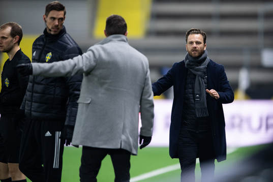 s tränare Bartosz Grzelak diskuterar med Elfsborgs manager