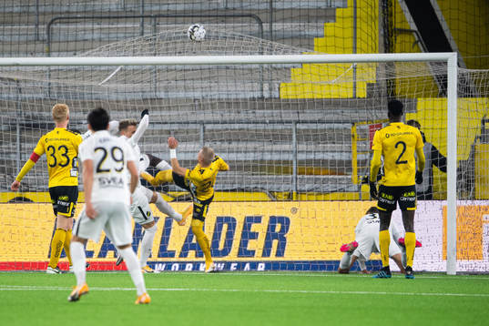 s Mikael Lustig (liggande till höger) gör 2-2