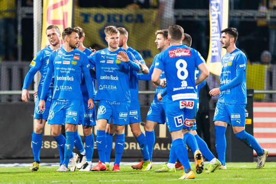 Mjällbys Max Watson jublar med lagkamrater