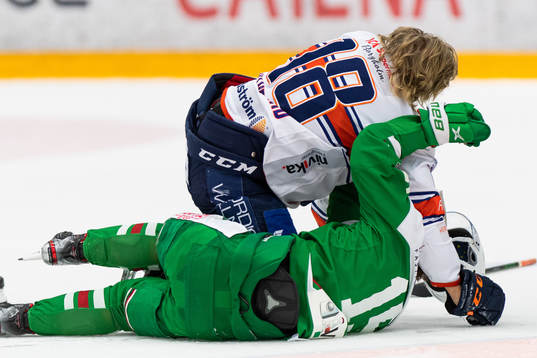 Rögles Simon Ryfors och Växjös Marcus Sylvegård slåss