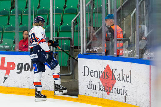 Växjös Marcus Sylvegård lämnar isen