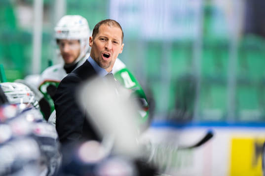 Rögles tränare Cam Abbott reagerar på ett domslut