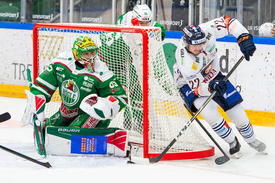 Växjös Jacob Forsbacka-Karlsson och Rögles målvakt
