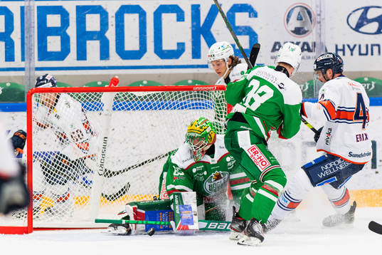 Växjös Tim Erixon framför Rögles målvakt Christoffer