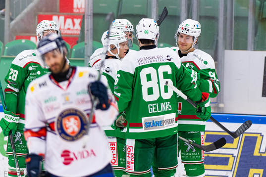 Rögles Adam Tambellini jublar med lagkamrater