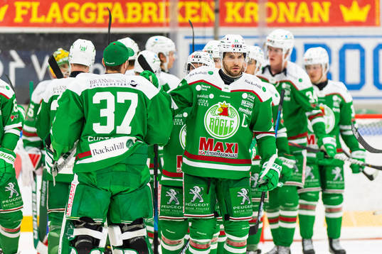 Rögles Mattias Sjögren jublar med lagkamrater
