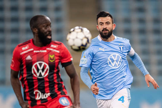 Östersunds Ronald Mukiibi och Malmö FFs Behrang Safari