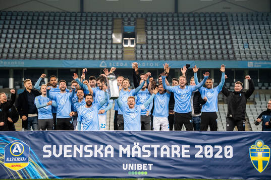 Malmö FFs spelare jublar med Lennart Johanssons pokal