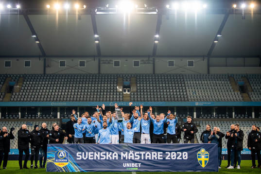Malmö FFs spelare jublar med Lennart Johanssons pokal