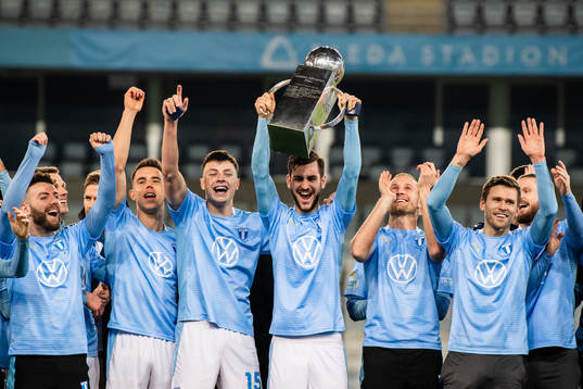 Malmö FFs Adi Nalic  jublar med Lennart Johanssons pokal