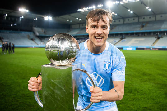 Malmö FFs Eric Larsson  jublar med Lennart Johanssons pokal