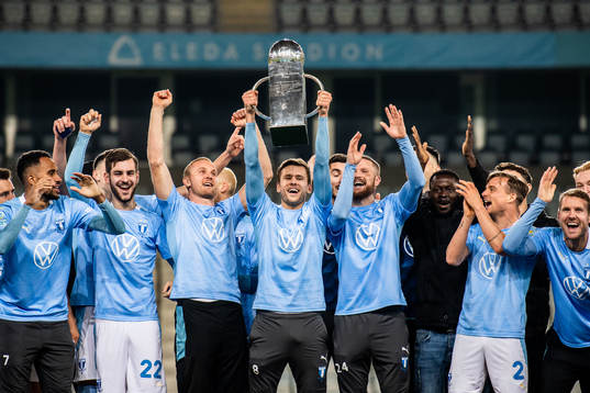 Malmö FFs spelare jublar med Lennart Johanssons pokal