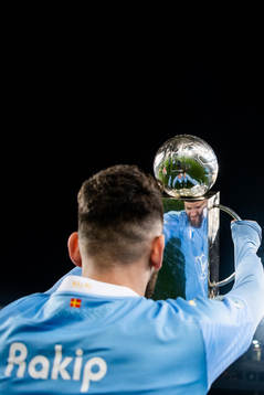 Malmö FFs Erdal Rakip jublar med Lennart Johanssons pokal