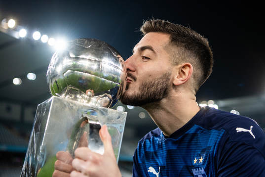 Malmö FFs målvakt Marko Johansson jublar med Lennart