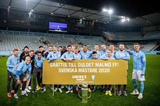 Malmö FFs spelare jublar med Lennart Johanssons pokal