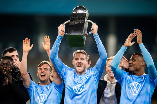 Malmö FFs Ola Toivonen  jublar med Lennart Johanssons pokal