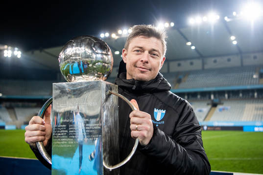 Malmö FFs huvudtränare Jon Dahl Tomasson  jublar med