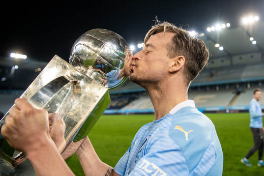 Malmö FFs Eric Larsson  jublar med Lennart Johanssons pokal