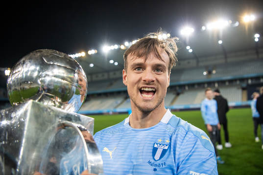 Malmö FFs Eric Larsson  jublar med Lennart Johanssons pokal