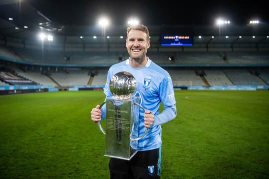 Malmö FFs Ola Toivonen jublar med Lennart Johanssons pokal