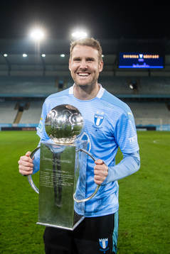 Malmö FFs Ola Toivonen jublar med Lennart Johanssons pokal