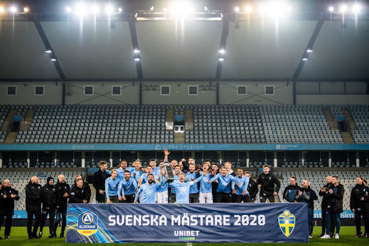 Malmö FFs spelare jublar med Lennart Johanssons pokal