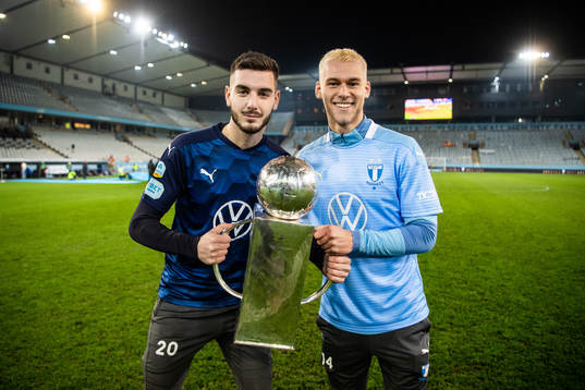 Malmö FFs målvakt Marko Johansson och Felix Beijmo jublar