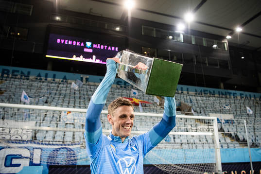 Malmö FFs Sören Rieks jublar med Lennart Johanssons pokal