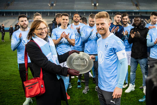 Malmö Stad delar ut ett pris till Malmö FFs Malmö FFs