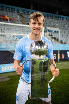 Malmö FFs Eric Larsson jublar med Lennart Johanssons pokal