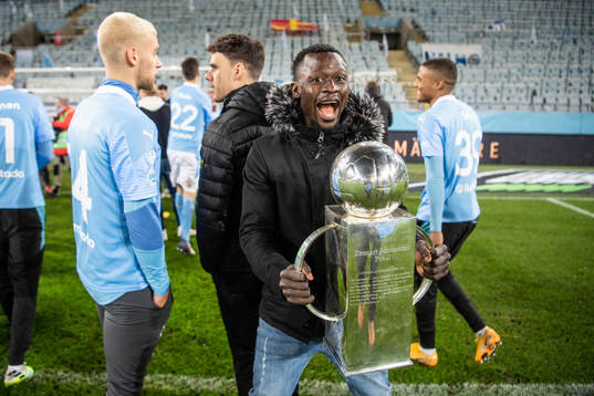 Malmö FFs Bonke Innocent jublar med Lennart Johanssons