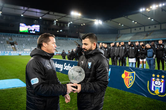 Malmö FFs Behrang Safari tar emot ett pris av sportchef