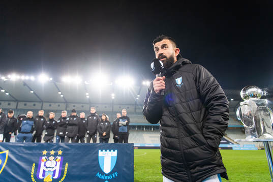 Malmö FFs Behrang Safari håller tal när han hyllas